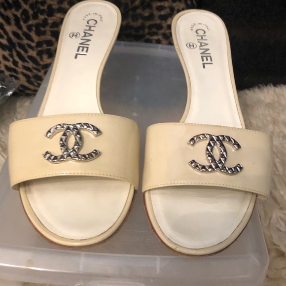 100% Authentic Chanel Mule with kitten heel - Picture 2 of 2